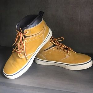 Boys sz 2 hi top shoes